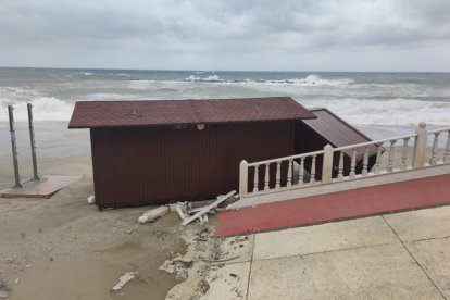 El paseo marítimo de Garrucha sufre numerosos desperfectos y roturas por el oleaje