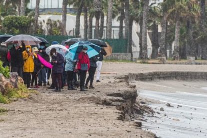 En la zona nudista de Vera Playa el agua se queda a dos metros de las viviendas de los vecinos