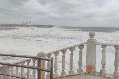 La playa de Garrucha es azotada por el oleaje en las últimas horas