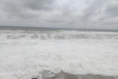 El paisaje de las playas cambia por completo con el temporal