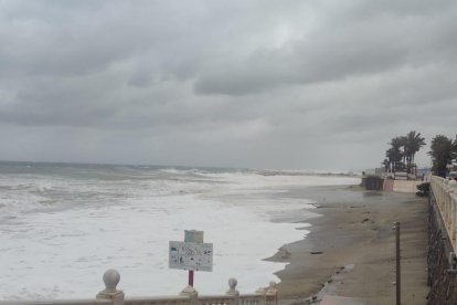 El mar se traga la playa en Garrucha