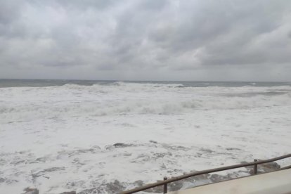 La playa de Garrucha es azotada por el oleaje en las últimas horas
