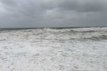El mar se traga la playa en Garrucha