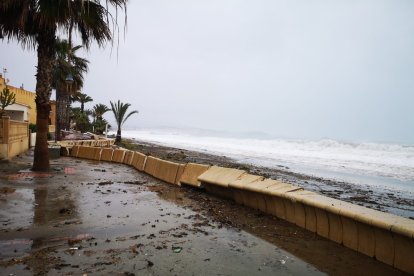 El Paseo Marítimo de Cala Panizo queda devastado tras el oleaje