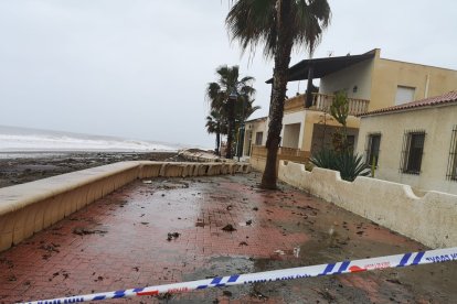 El Paseo Marítimo tiene zonas acordonadas por la Policía por seguridad