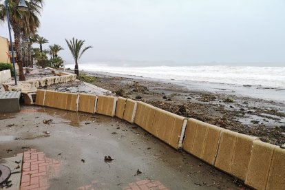 Destrozos ocasionados en Cala Panizo tras el temporal