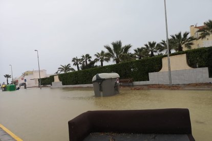 El agua arrastra los enseres que se encontraban junto a los contenedores en Vera Playa
