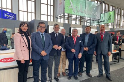 Diputación y el Ayuntamiento de El Ejido mostrando su apoyo a Vicasol.