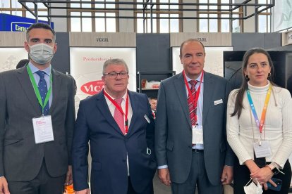 La delegada de Agricultura de la Junta, el alcalde de Almería y responsables de Vicasol.