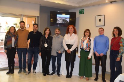 La vicepresidenta de AlVelAl, Santiaga Sánchez, con parte de su equipo de trabajo, productores y directivos.