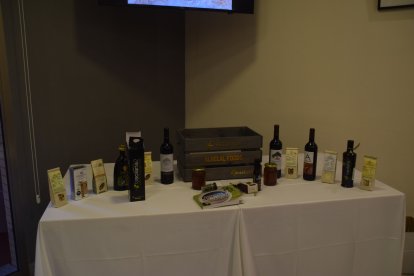 Productos presentados correspondientes a la comarca de los Vélez, asociados a AlVelAl, aceites, vino, miel, frutos secos y alcaparras.