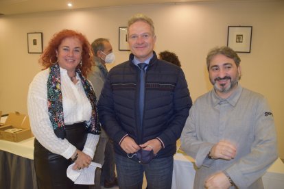 Santiaga Sánchez, vicepresidenta de AlVelAl, Diego Valera, vicerrector de la Universidad de Almería, y Tony García, chef del Espacio Gastronómico Tony García.