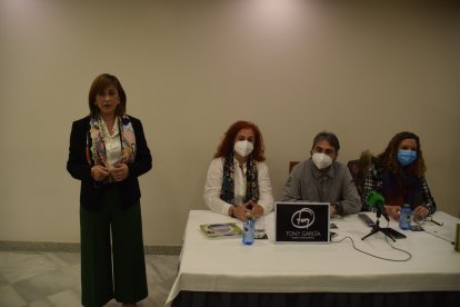 Catalina Casanova de pie y en la mesa Santiaga Sánchez, el chef Tony García y Marina López, en la presentación en Avenida Hotel.