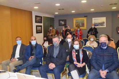 Autoridades, representantes de la Universidad y de diversos organismos oficiales durante el acto.