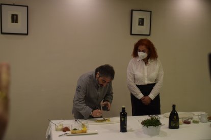 Tony García, montando uno de  los platos en un showcooking, junto a Santiaga Sánchez.