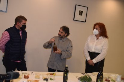 Tony García, comentando las propiedades de la miel ecológica que elabora José 
Andrés Martínez, a su izquierda, y a la derecha Santiaga Sánchez.