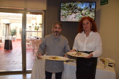 Tony García y Santiaga Sánchez,  presentando los platos elaborados en vivo, gallopedro y cordero, emplatados en fuentes de mármol de Macael.