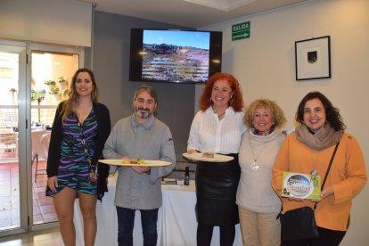 Alejandra Abad, María del Carmen Avilés y Susana Márquez de Almur, con Tony García y Santiaga Sánchez.