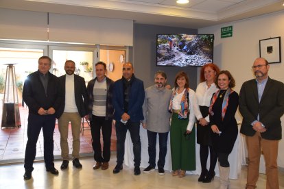 Autoridades y representantes de diferentes administraciones en el acto celebrado por AlVelAl.