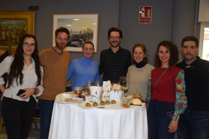 Miembros de AlVelAl durante el cóctel de degustación que se ofreció en los salones de Avenida Hotel.