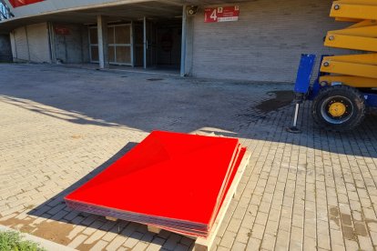 Las planchas que se están colocando en la fachada.