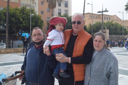Tres generaciones de la familia Arqueros, el abuelo Manuel, su hijo, nuera y el nieto entusiasmado como buen cofrade.