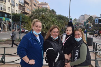 La pequeña mantilla Nayala, con familiares y amigas durante el descanso.