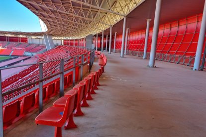 Así se ve toda la grada, que espera el Almería-Ponferradina.