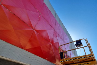 Las máquinas siguen colocando las planchas fuera.