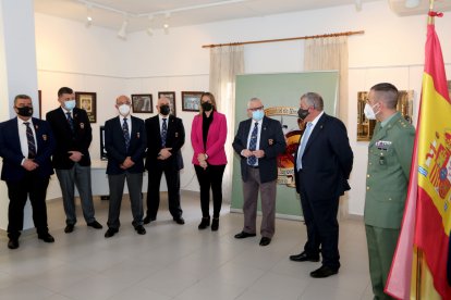 El coronel José Úbeda expresó su satisfacción por suponer esta exposición la vuelta a las actividades de la hermandad legionaria.