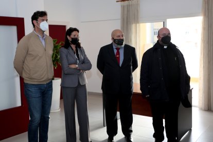 Juan José Salvador y Mari Ángeles Alcoba, concejales del Ayuntamiento de Roquetas de Mar; Antonio Rabaneda, hermano mayor de la cofradía de El Parador, y Jesús Zapata, párroco y consiliario de ésta.