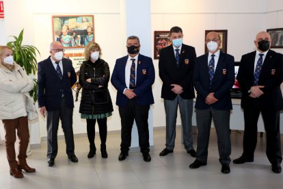 Jesús Guzmán, vicepresidente de la Hermandad de Antiguos Caballeros Legionarios, junto a otros miembros de la misma.
