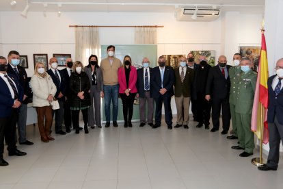 Foto de familia de las autoridades asistentes a la inauguración de la exposición