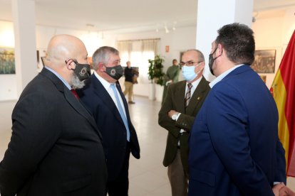 El general Martín Cabrero departe con los responsables de la cofradía de El Parador.