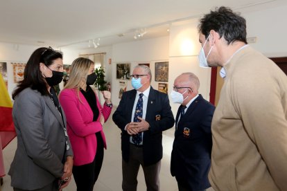 Presidente y vicepresidente de la hermandad legionaria con los concejales del Ayuntamiento de Roquetas de Mar.