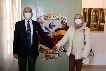 Antonio Cutillas y su mujer posan ante el emblema de la hermandad legionaria.