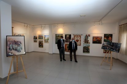 El Centro de Usos Múltiples de El Parador, junto a la iglesia de la Asunción de Nuestra Señora, acoge la exposición.