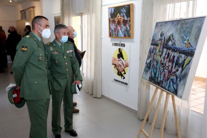 Teniente coronel David Gil, jefe del Grupo Logístico, y su suboficial mayor, Francisco Ocón.