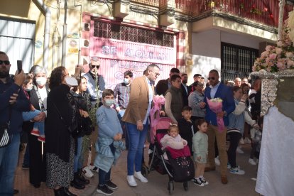 Javier y Antonio, antiguos costaleros de la Virgen de la Paz, junto a otros compañeros de cuadrilla, ofrendando unas flores a la Señora.
