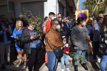 Almerienses apostado en las proximidades de la Iglesia del Espíritu Santo aguardando la salida de la hermandad.