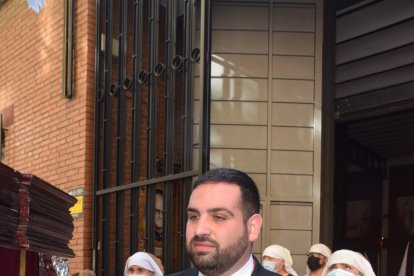 Uno de los contraguías del paso de La Borriquita, concentrado y muy atento a su trabajo.