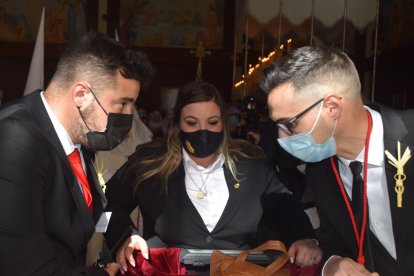Ayudantes de la hermandad portando en un carrillo, agua, cera y todo lo necesario durante el recorrido, emocionados a la salida de La Borriquita.