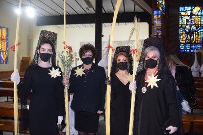 La expresidenta de la Agrupación de Cofradías con mantillas con la Virgen de la Paz.