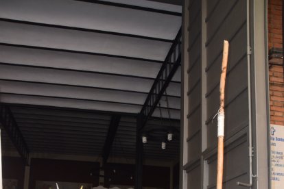 El eterno pabilero de la Semana Santa almeriense, Ezequiel Hernández, al pie del cañón.