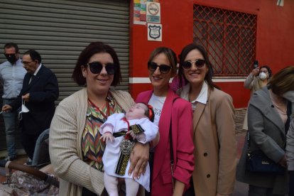 La cofrade más pequeña de La Borriquita, Marta, vestida de hebrea con su madre y unas amigas.