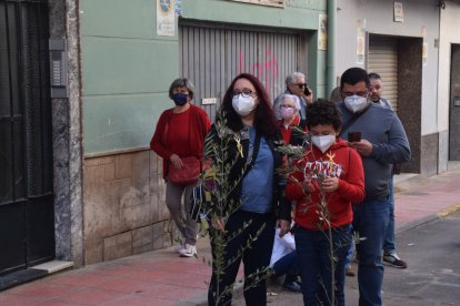 Vecinos de la parroquia del Espíritu Santo con sus ramas de olivo bendecidas.