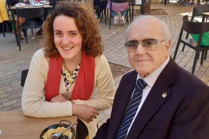 El expresidente del Colegio de Médicos, Francisco Ortega Viñolo, disfrutando de estos días de Pasión con su nieta de tapeo en Puerta de Purchena, degustando unas migas.