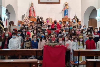 Los niños de la parroquia de La Cañada de San Urbano celebrando el Domingo de Ramos, junto al paso en miniatura de Jesús en la Borriquita que procesionaron por la mañana.