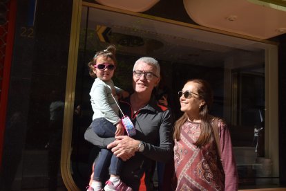 El director de la Compañía de María, Pedro Mena, con su esposa y nieta de procesiones.