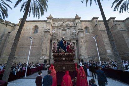 La Santa Cena en una abarrotada Plaza de la Catedral durante su estación de penitencia en el Domingo de Ramos.